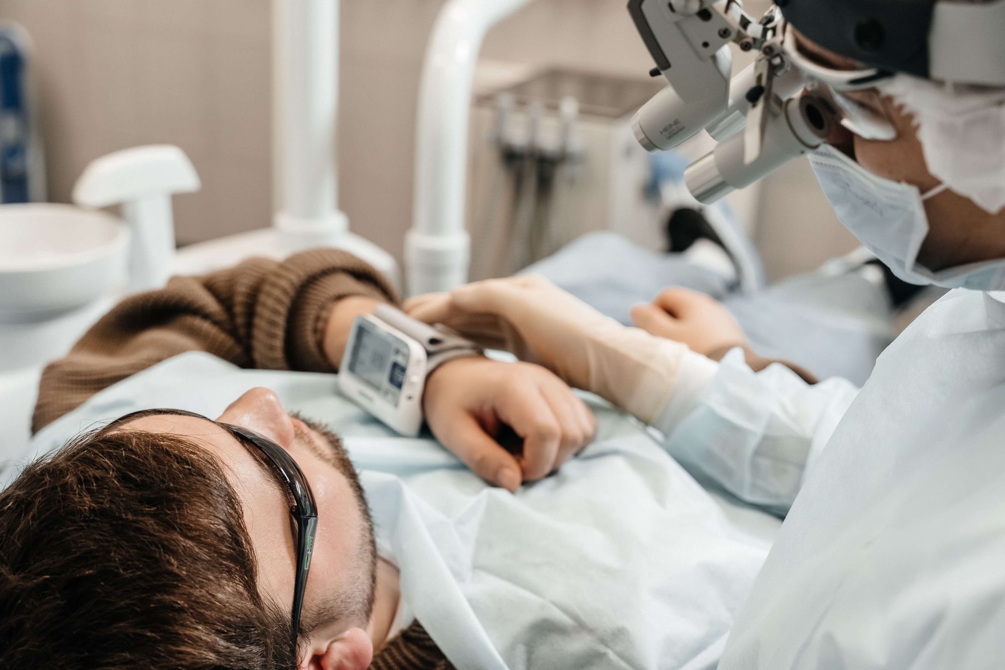 Удаление зуба с одномоментной имплантацией